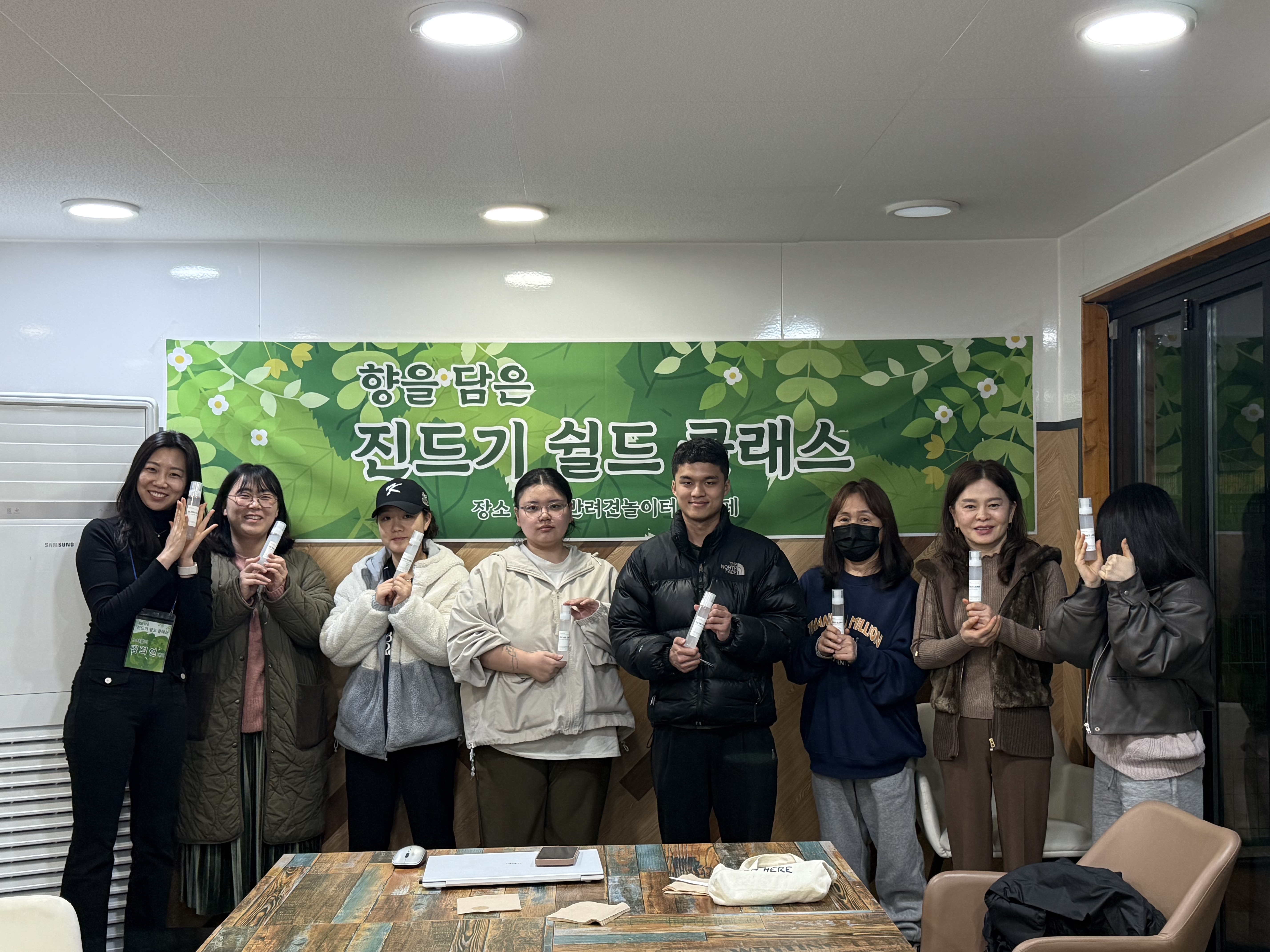 

안녕하세요!

달서 반려견 놀이터입니다.🐕💕







달서반려견놀이터에서 진행된
향을 담은 진드기 쉴드 클래스가 보호자분들의

관심과 참여 속에 잘 마무리되었습니다.











[A팀]













[B팀]



참여해주신 모든 보호자분들과
친절한 설명과 강의를 해주신
노터블리 김희연 대표님께 진심으로 감사드립니다.

[노터블리 인스타그램]






직접 만든 진드기 쉴드가 반려견과 

함께하는 일상에 작은 도움이 되길 바랍니다.







저희 달서 반려견 놀이터는 앞으로도 반려견과 함께하는

문화가 더욱 발전할 수 있도록 노력하겠습니다.


프로그램에 관하여 문의사항이 있으시면

아래의번호 OR 달서반려견놀이터

공식 인스타그램 다이렉트 메시지로

연락주십시오.



053-716-1314

[달.반.놀 공식 인스타그램]



감사합니다.
